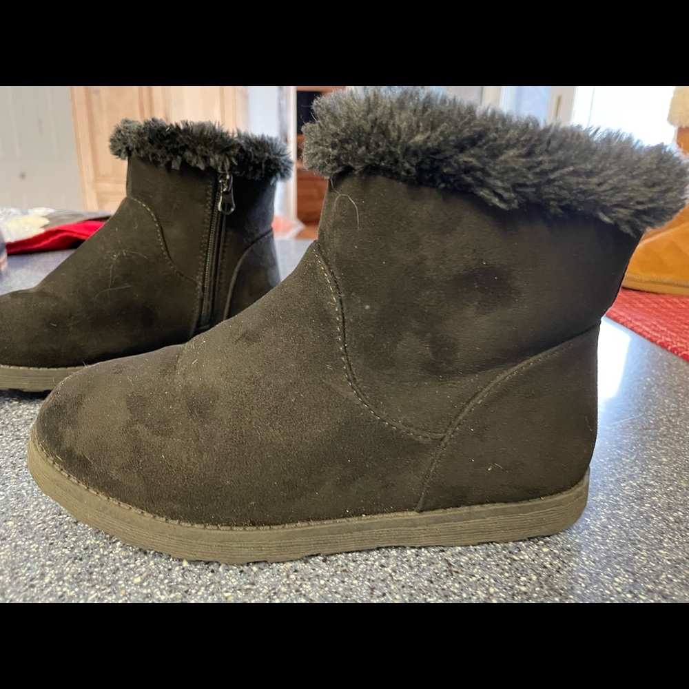 Girls Cat & Jack size 3 short black boots.